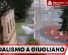 Kinder aus Giugliano stehlen Feuerlöscher und spielen damit auf dem Spielplatz