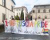 „TusciaPride, wir bitten den Bürgermeister Frontini, mit uns zur Melodie von Raffaella Carrà umzuziehen.“