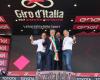 Der umgekehrte Giro d’Italia triumphiert in Lucca: Ankunft „gegen den Verkehr“ am Campo Balilla vor Tausenden von Menschen