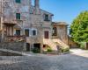 Eingebettet zwischen Olivenbäumen und auf einem Felsen schwebend können Sie in Umbrien eines der schönsten Dörfer Italiens besuchen
