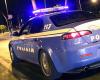 Zerschmettert Fensterscheiben und beschädigt Autos im Corso Alessandria: von der Polizei festgenommen