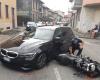Brugherio: Unfall an der Kreuzung, Motorrad prallt gegen die Seite eines Autos