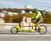 Der Kurier transportiert die Pakete mit dem Fahrrad, um den Smog zu reduzieren
