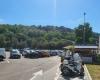 Pesaro, gebührenpflichtiges Parken kehrt nach Baia Flaminia zurück, aber der wilde Motorroller-Hub bleibt bestehen