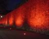 Die alten Mauern von Como sind rot gefärbt. Und es gibt auch den Flashmob auf der Piazza Duomo
