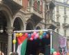 Turin Pride 2024, die Prozession hat begonnen: Vladimir Luxuria und der Bürgermeister Lo Russo in der ersten Reihe. Auch die palästinensische Flagge erscheint