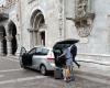Schweizer Touristen parken ihre Autos vor der Kathedrale von Como. Grund? Praktisch für Gepäck