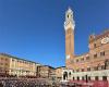 Abschlussfeier zum Universitätsabschlusstag 2024. Feierlichkeiten auf der Piazza del Campo für die fast 800 Absolventen der Universität – Centritalia News