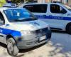 Betrunkener Mann greift vier Verkehrspolizisten aus Fano an: verhaftet. Der Bürgermeister: „Wir werden neue Instrumente einführen“