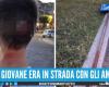 Beim Gehen auf der Straße durch einen Schildermast am Kopf verletzt, eine Beinahe-Tragödie in Pozzuoli