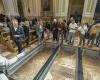 Tausende Besucher kommen in die Kathedrale, um Mosaike und Fresken zu bewundern