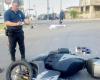 Bei einem Unfall in Rimini stürzt er vom Roller und wird von einem Auto angefahren und getötet