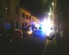 Unfall in St. Lucia. Ein Auto gerät ins Schleudern, beschädigt andere Autos und prallt gegen Häuser: 40-Jähriger im Krankenhaus