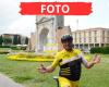 Der italienische Rettungsschwimmer trägt die gelbe Uniform und ist eine Hommage an die Tour de France