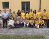 Kleine Kleidungsstücke für die Neonatologie-Abteilung des Ravenna-Krankenhauses, hergestellt aus gelben T-Shirts aus dem Cuore di Mesh-Labor