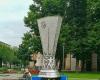 Bergamo: Reproduktion des Europa-League-Pokals auf Tour. Und es wird noch eines gemacht