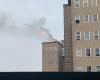 Vimercate: Ein weiterer Brand im alten, verlassenen Krankenhaus, Feuerwehrleute im Einsatz