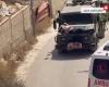 Krieg im Nahen Osten, schockierendes Video eines verwundeten Palästinensers, der wie ein menschlicher Schutzschild an die Motorhaube eines gepanzerten Fahrzeugs gefesselt ist – Naher Osten