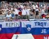 Bei der Europameisterschaft eine Flagge Sloweniens mit der Aufschrift „Trst je naš“