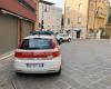 Er wurde mit einer Geldstrafe belegt und beleidigte zwei Polizistinnen. Es wird sowohl die Gemeinde als auch die Gemeinde Il Tirreno entschädigen