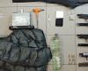 Neapel, in Scampia beschlagnahmtes Auto, umgewandelt in eine mobile Werkstatt für Raubüberfälle mit Waffen und Kleidung