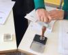 Stimmzettel in Bari, Wahllokale bis 23 Uhr geöffnet (Montag von 7 bis 15 Uhr)