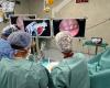 Eine riesige Masse zerquetscht ihren Bauch, ein Neugeborenes, das in Vicenza mit modernster minimalinvasiver Chirurgie gerettet wurde