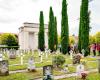 51 Metallkreuze für die Gefallenen anstelle von Grabsteinen auf dem Hauptfriedhof