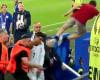 Ein Fan fliegt von der Tribüne auf Ronaldo zu und droht ihm ernsthaft wehzutun: Cristiano bleibt wie versteinert stehen