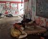 Video. Teramo. Sie leben unter der Piazza Garibaldi zwischen Gasflaschen, Müll, Matratzen, Alkohol und Drogen …