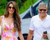 Amal Clooney erneuert den Riviera-Chic-Stil mit dem floralen Minikleid von Versace