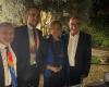 Der Rotary Club Caserta Luigi Vanvitelli und Gianluca Parente überreichen den Kragen an die neue Präsidentin Gabriella Montanaro