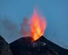 Stromboli, starke Explosion und intensive Lavaaschewolke auf der Sciara del Fuoco. VIDEO